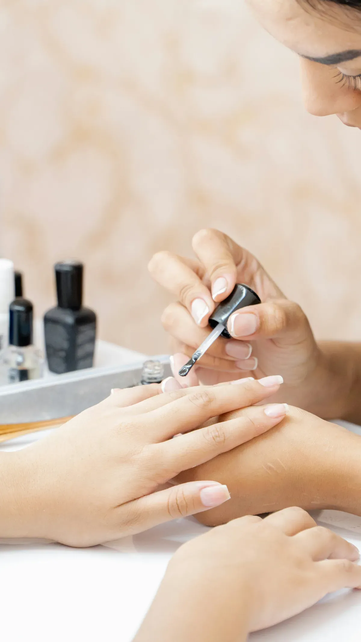 Manucure semi-permanent french avec finition pailletée