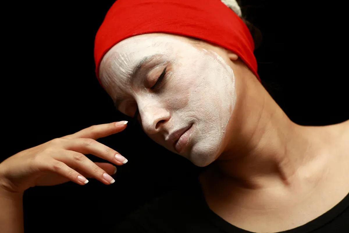 Produits de soin du visage professionnels préparés pour une séance à domicile
