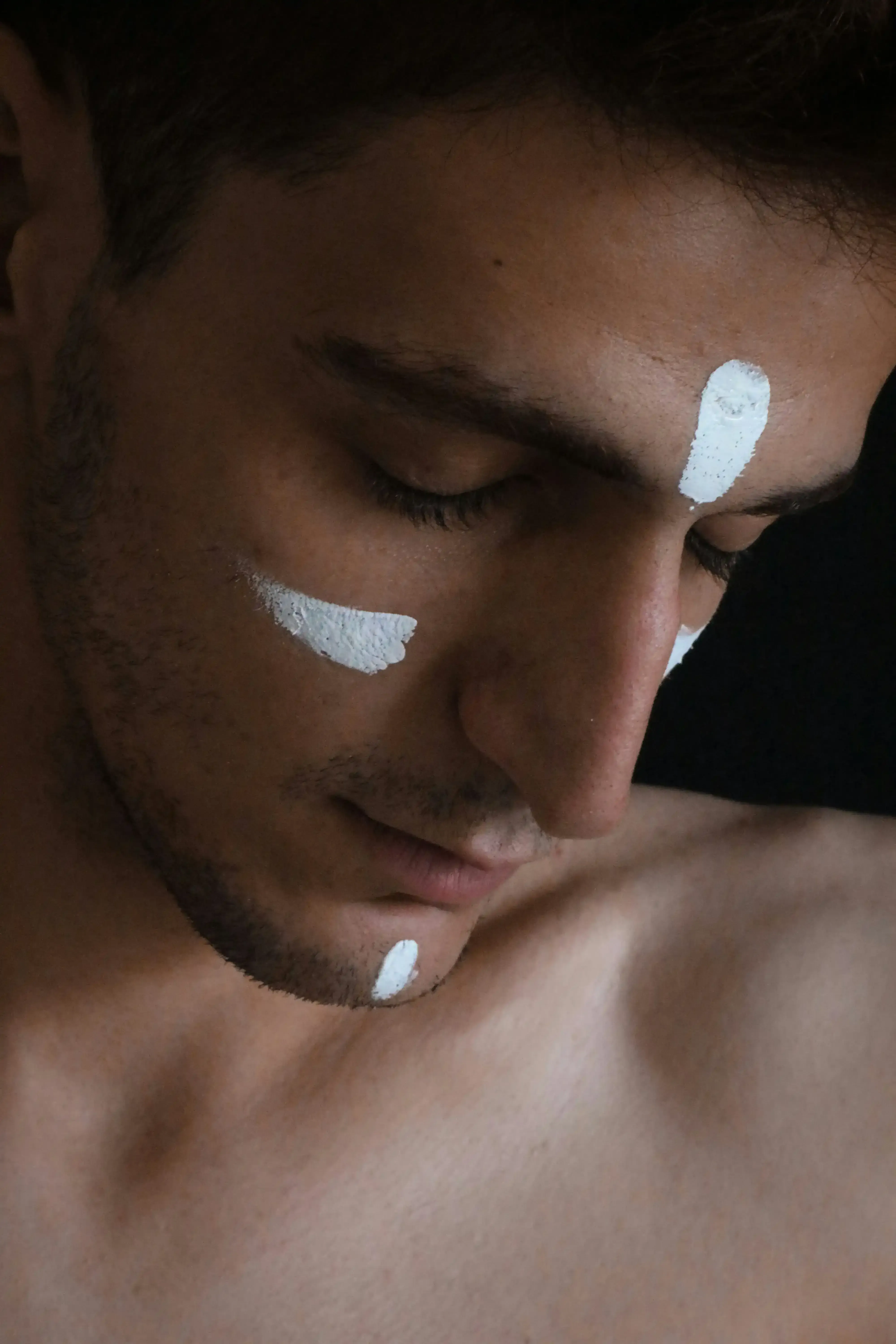 Soin du visage masculin — application d’un masque purifiant