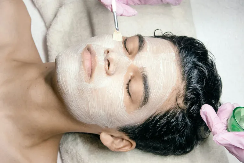 Application d’un masque visage par une esthéticienne à domicile