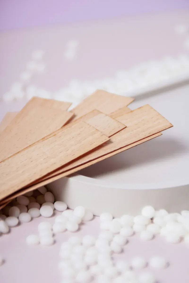 Bassin de cire tiède et spatules pour une épilation professionnelle
