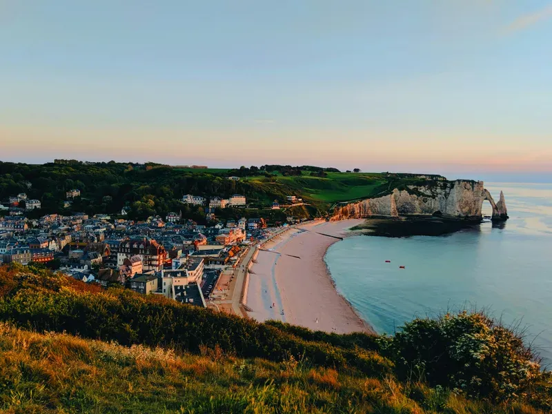 Vue aérienne de la côte normande et des plages de la Côte de Nacre