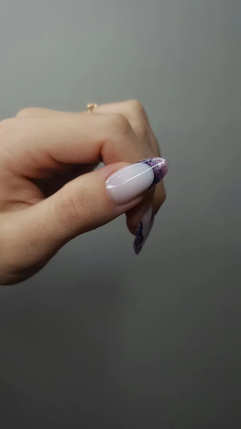 Gros plan sur une manucure soignée avec vernis nude