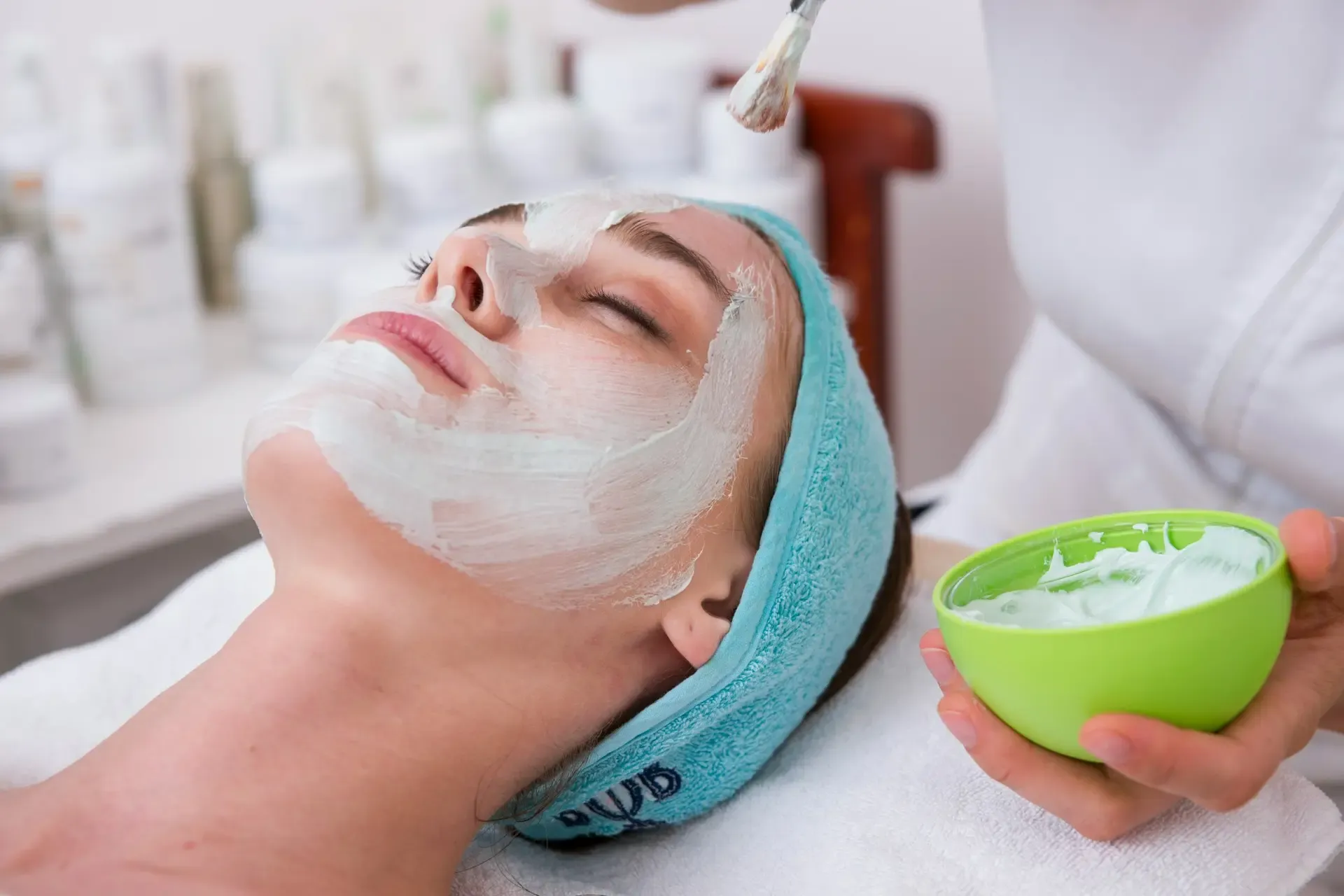 Soin du visage professionnel — application d’un masque apaisant