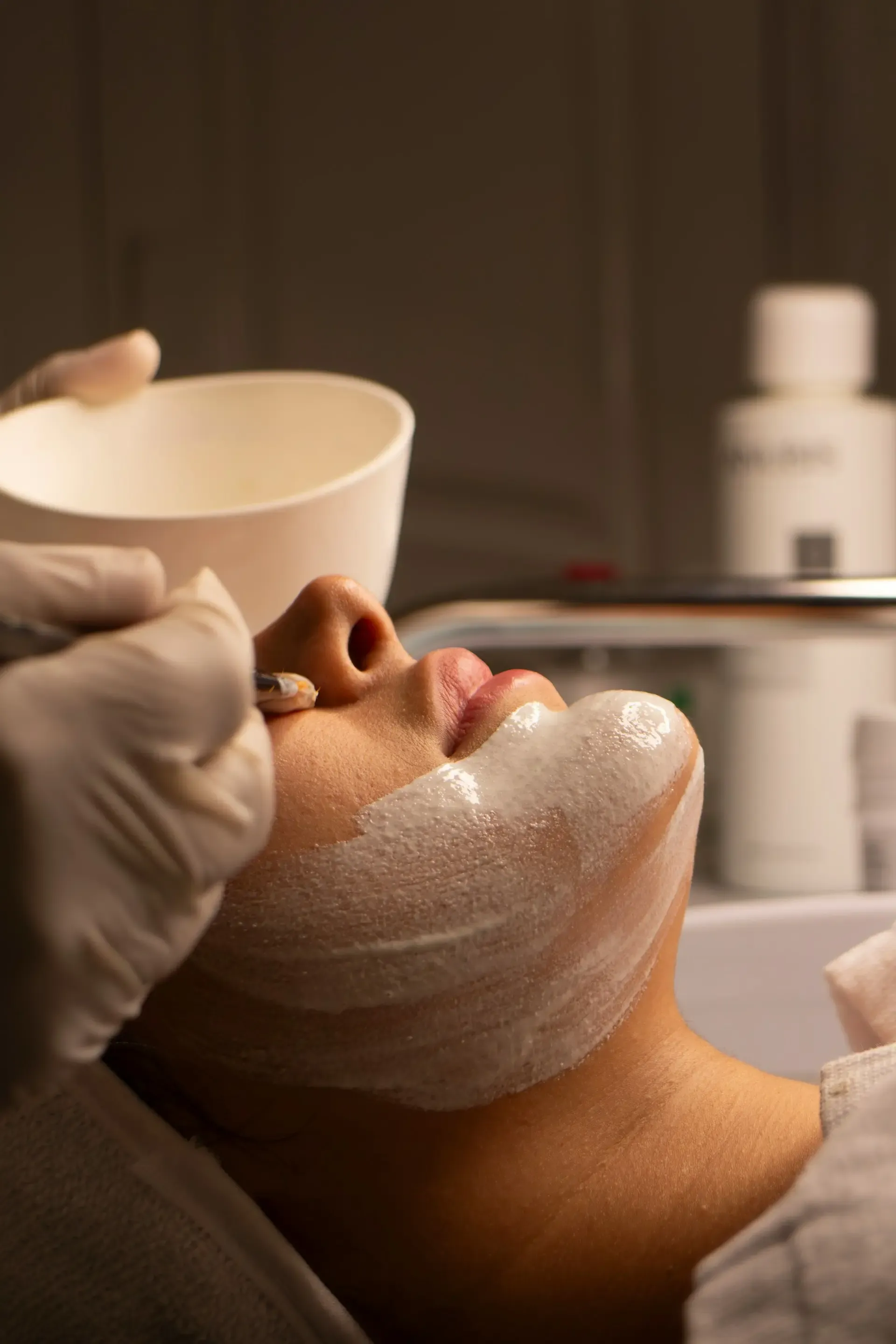 Soin du visage — application délicate d’un soin sur la peau